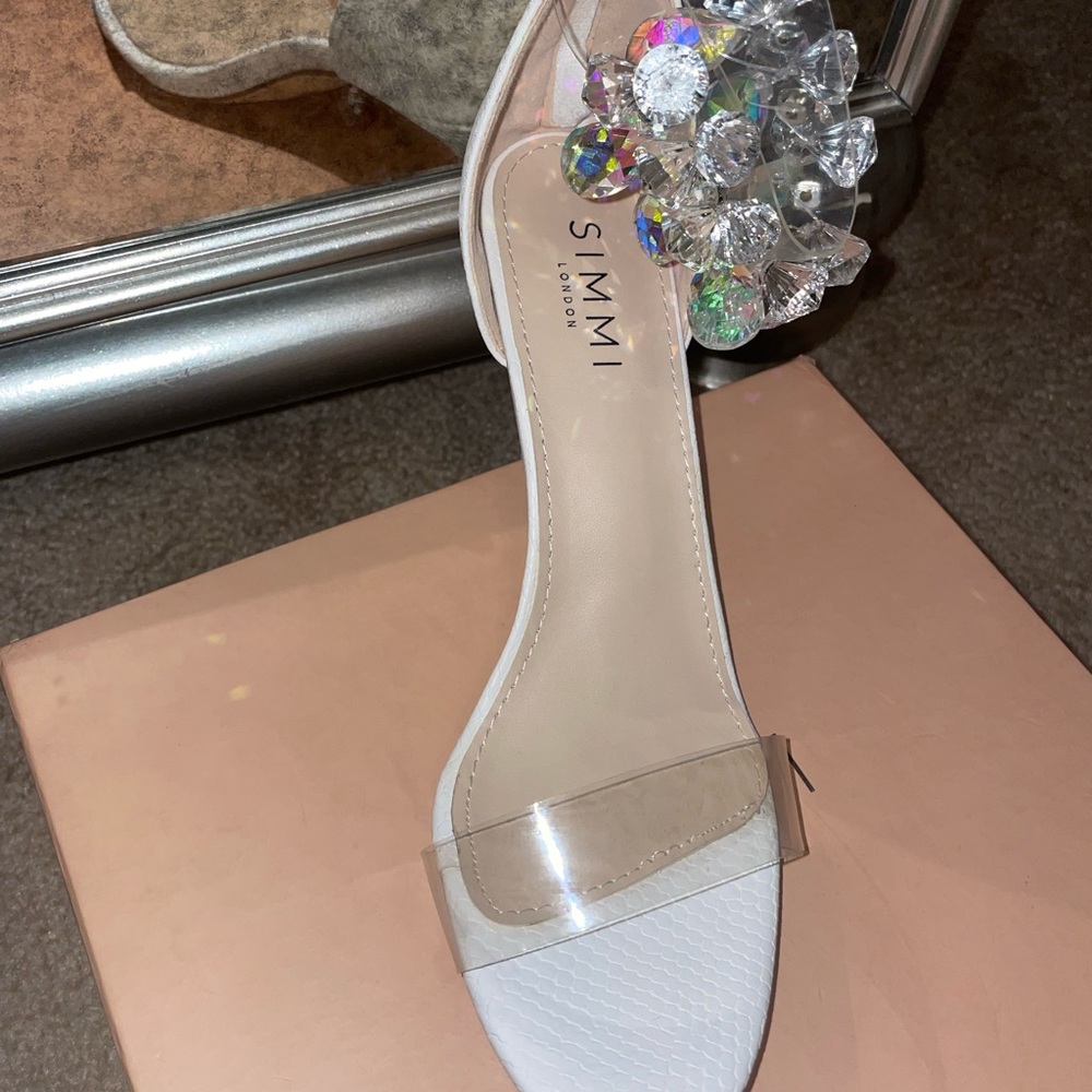 SIMMI WHITE HEELS